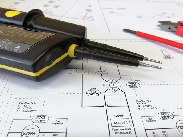 Revizní elektrikář odhaluje nebezpečné jevy v kanceláři